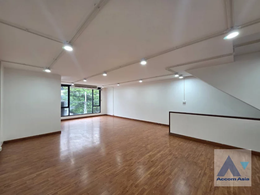 unit 4 Bedrooms  House For Rent & Sale in Sukhumvit, Bangkok  near BTS Phrom Phong (AA46783)