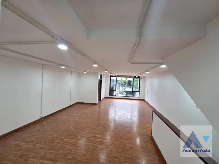 unit 4 Bedrooms  House For Rent & Sale in Sukhumvit, Bangkok  near BTS Phrom Phong (AA46783)