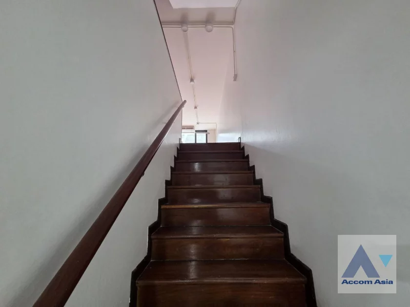 unit 4 Bedrooms  House For Rent & Sale in Sukhumvit, Bangkok  near BTS Phrom Phong (AA46783)