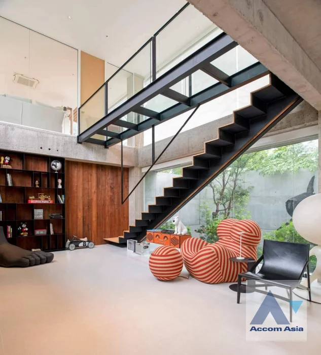 unit 4 Bedrooms  House For Rent & Sale in Pattanakarn, Bangkok  near MRT Hua Mak (AA46785)