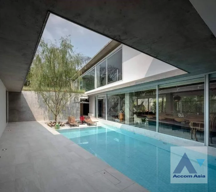 unit 4 Bedrooms  House For Rent & Sale in Pattanakarn, Bangkok  near MRT Hua Mak (AA46785)