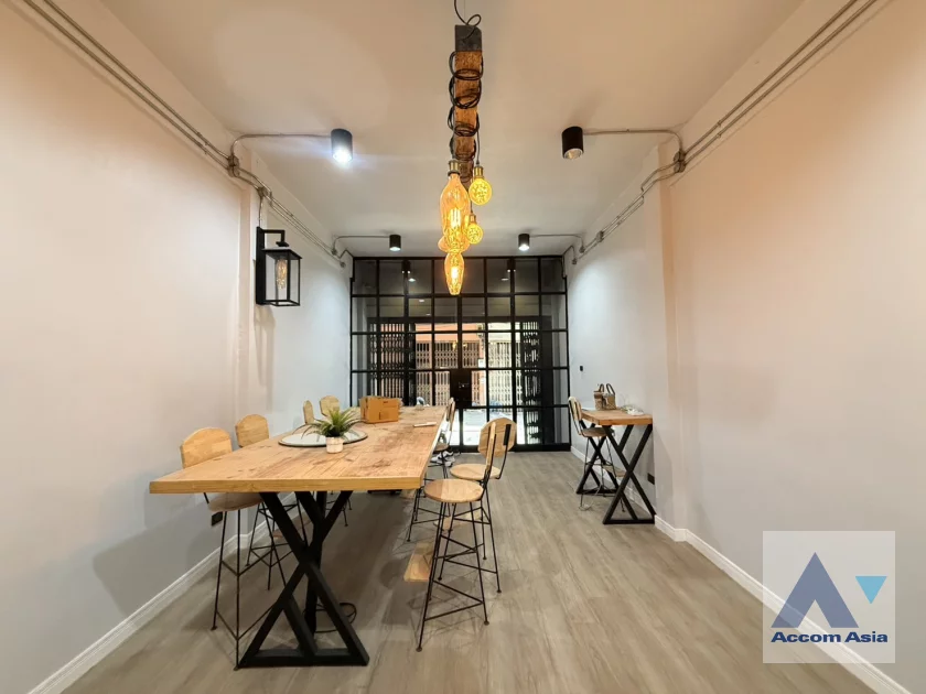 unitFully Furnished, Home Office |  3 Bedrooms  Townhouse For Rent in Sukhumvit, Bangkok  near BTS Ekkamai (AA46797)