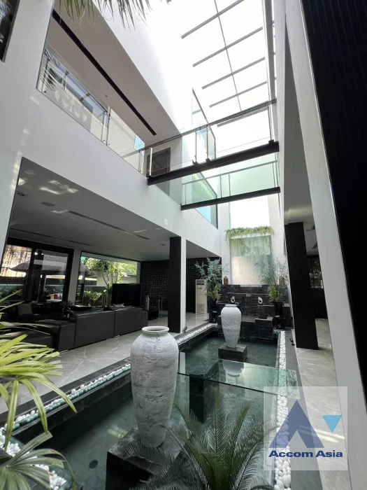 18  5 br House For Rent in Sukhumvit ,Bangkok BTS Ekkamai AA46811