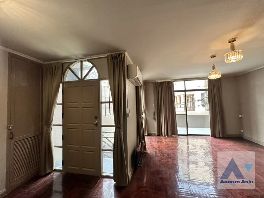 unit 4 Bedrooms  House For Rent in Sukhumvit, Bangkok  near BTS Phra khanong (AA46814)