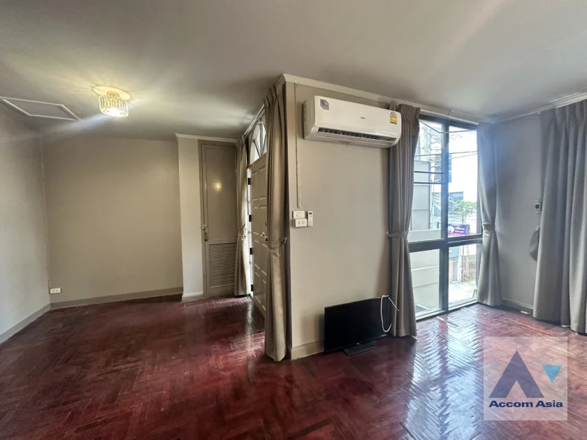 unit 4 Bedrooms  House For Rent in Sukhumvit, Bangkok  near BTS Phra khanong (AA46814)