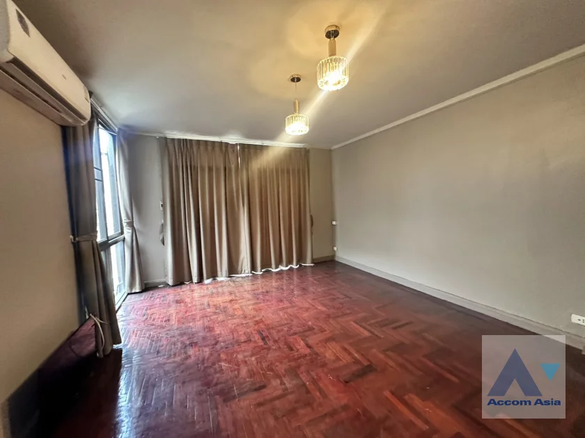 unit 4 Bedrooms  House For Rent in Sukhumvit, Bangkok  near BTS Phra khanong (AA46814)