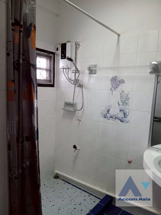 32  3 br House For Rent in Sukhumvit ,Bangkok BTS On Nut AA46841