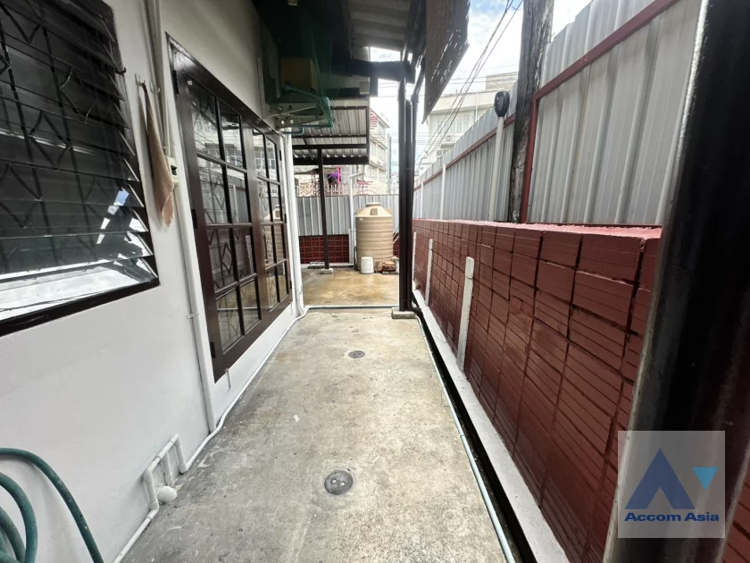 37  3 br House For Rent in Sukhumvit ,Bangkok BTS On Nut AA46841