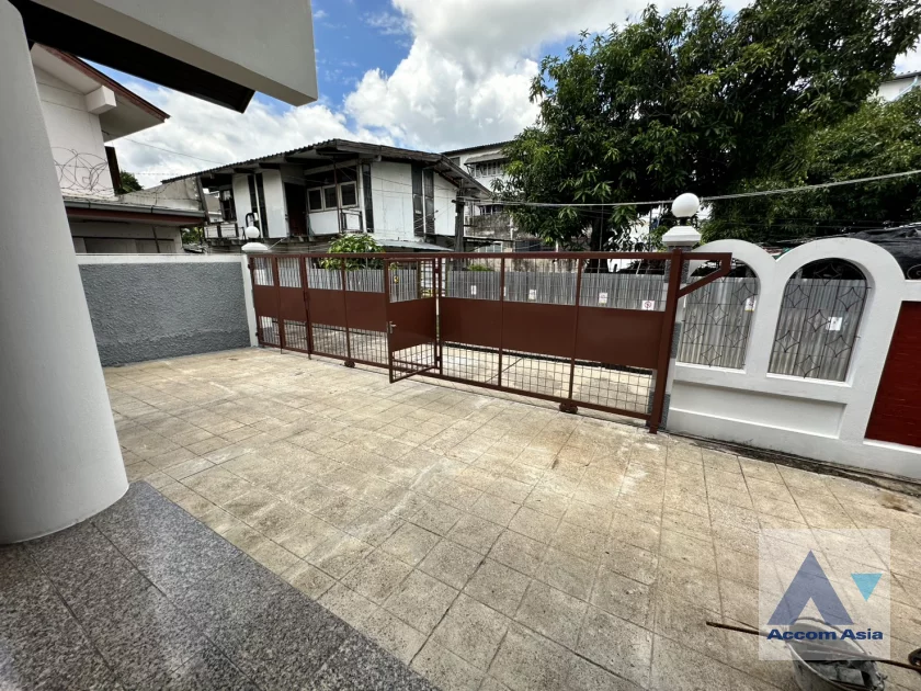 unit 3 Bedrooms  House For Rent in Sukhumvit, Bangkok  near BTS On Nut (AA46841)