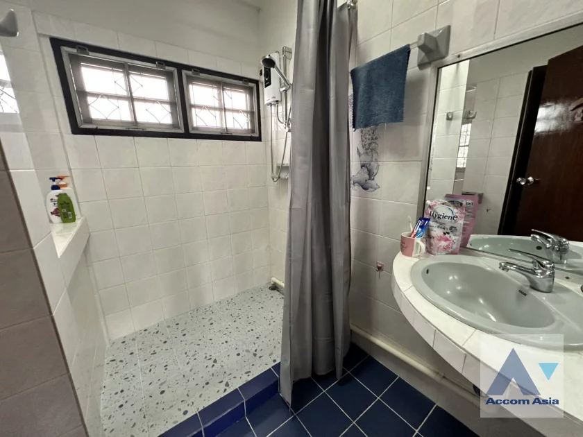 33  3 br House For Rent in Sukhumvit ,Bangkok BTS On Nut AA46841