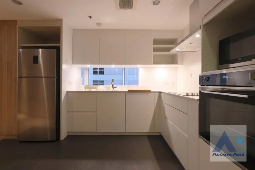 4  2 br Condominium For Sale in Ploenchit ,Bangkok BTS Chitlom at Langsuan Ville AA46845