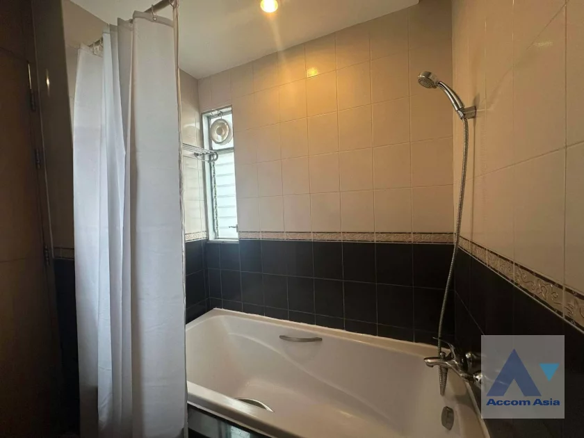 29  3 br Apartment For Rent in Sathorn ,Bangkok MRT Lumphini at Cozy and Convenient Apartment Near Garden Intl AA46857