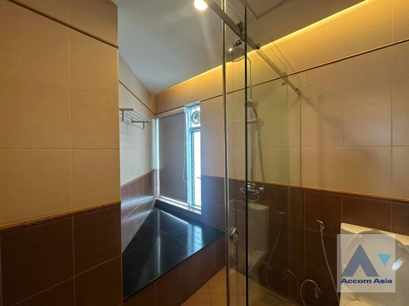 32  3 br Apartment For Rent in Sathorn ,Bangkok MRT Lumphini at Cozy and Convenient Apartment Near Garden Intl AA46857