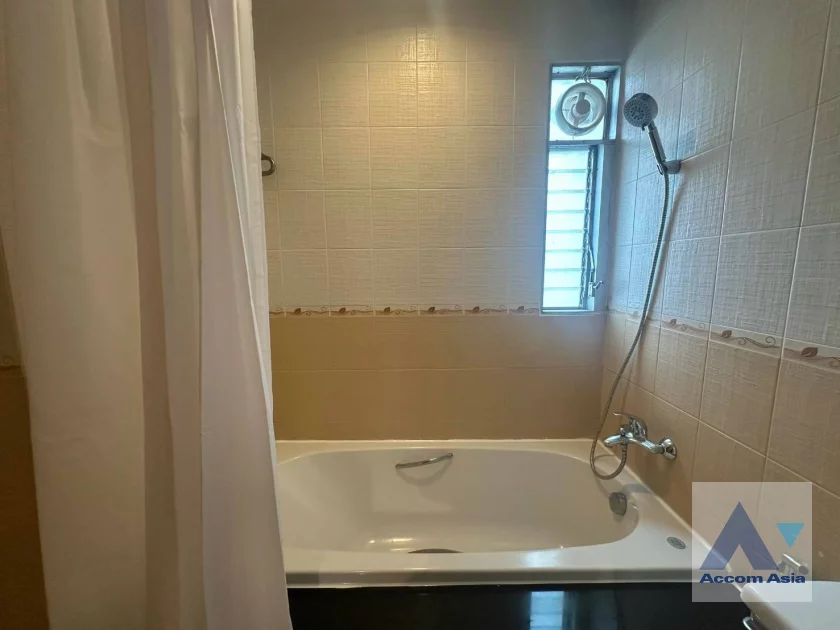 28  3 br Apartment For Rent in Sathorn ,Bangkok MRT Lumphini at Cozy and Convenient Apartment Near Garden Intl AA46857