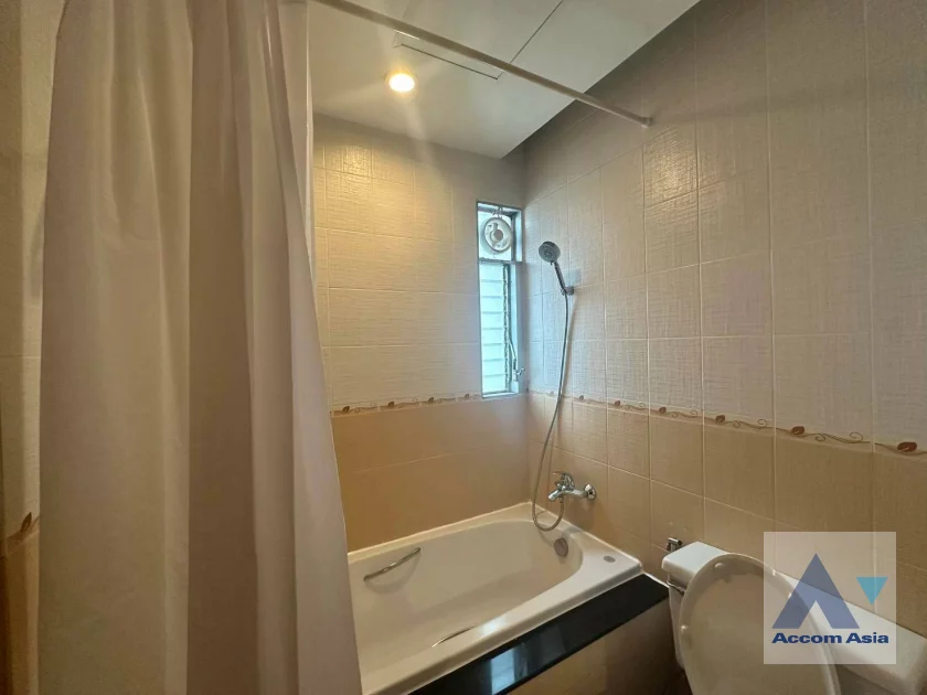 30  3 br Apartment For Rent in Sathorn ,Bangkok MRT Lumphini at Cozy and Convenient Apartment Near Garden Intl AA46857