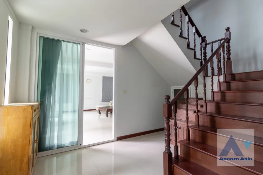 18  8 br House For Rent in Sathorn ,Bangkok MRT Khlong Toei AA46879