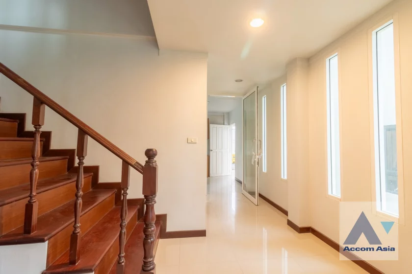 21  8 br House For Rent in Sathorn ,Bangkok MRT Khlong Toei AA46879
