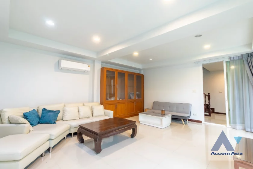 22  8 br House For Rent in Sathorn ,Bangkok MRT Khlong Toei AA46879