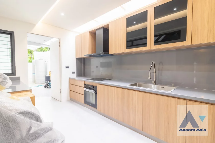 34  8 br House For Rent in Sathorn ,Bangkok MRT Khlong Toei AA46879