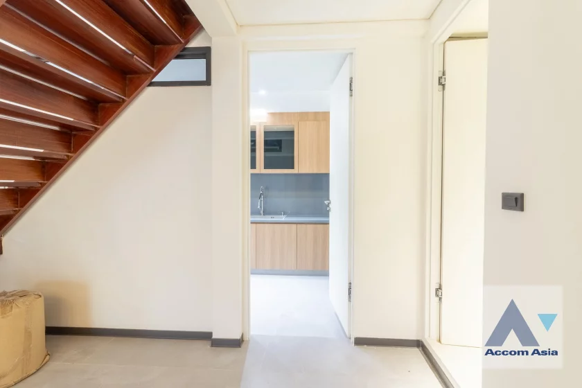 35  8 br House For Rent in Sathorn ,Bangkok MRT Khlong Toei AA46879