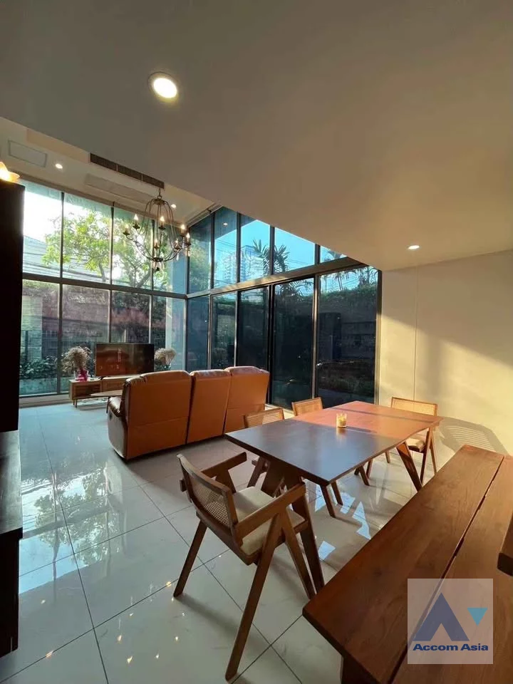 unitBig Balcony |  3 Bedrooms  Condominium For Rent in Sukhumvit, Bangkok  near BTS Phrom Phong (AA46884)
