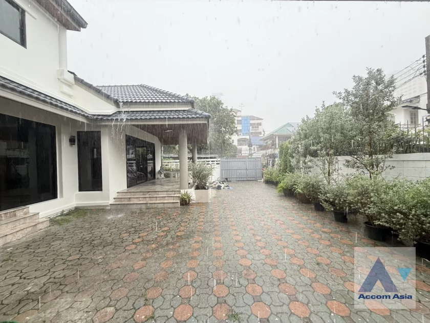 unitHome Office |  3 Bedrooms  House For Rent in Phaholyothin, Bangkok  near BTS Saphan-Kwai (AA46888)