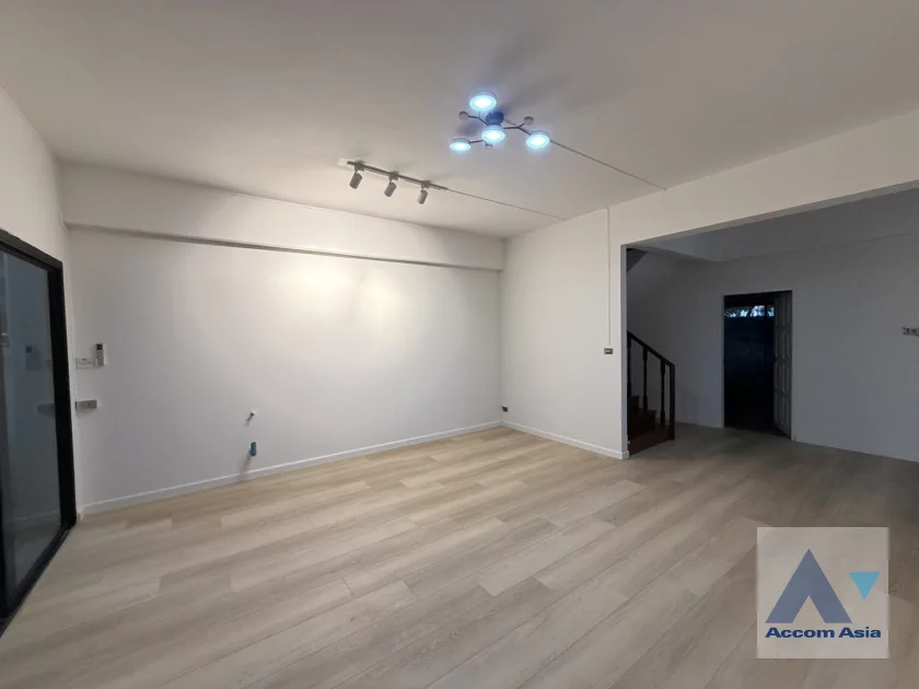 21  3 br House For Rent in Phaholyothin ,Bangkok BTS Saphan-Kwai AA46888