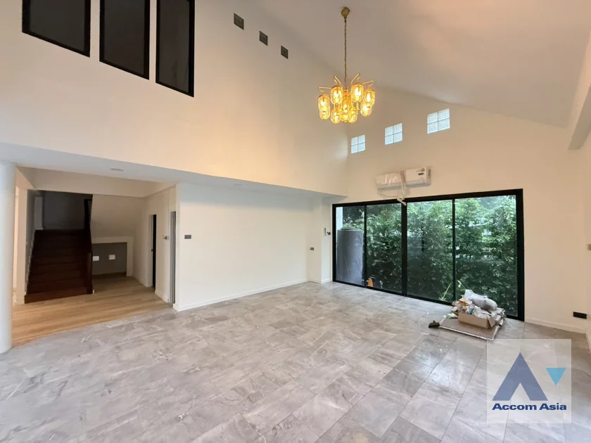 8  3 br House For Rent in Phaholyothin ,Bangkok BTS Saphan-Kwai AA46888