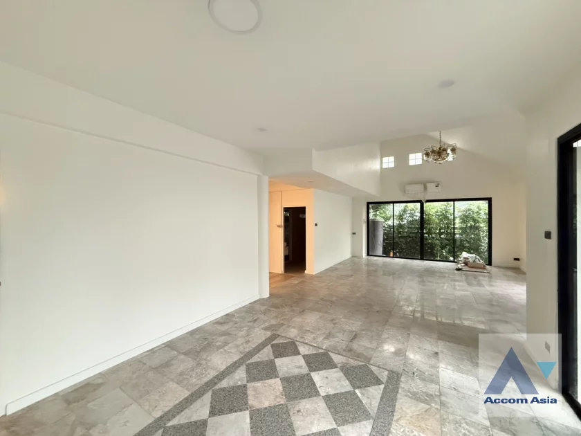 11  3 br House For Rent in Phaholyothin ,Bangkok BTS Saphan-Kwai AA46888