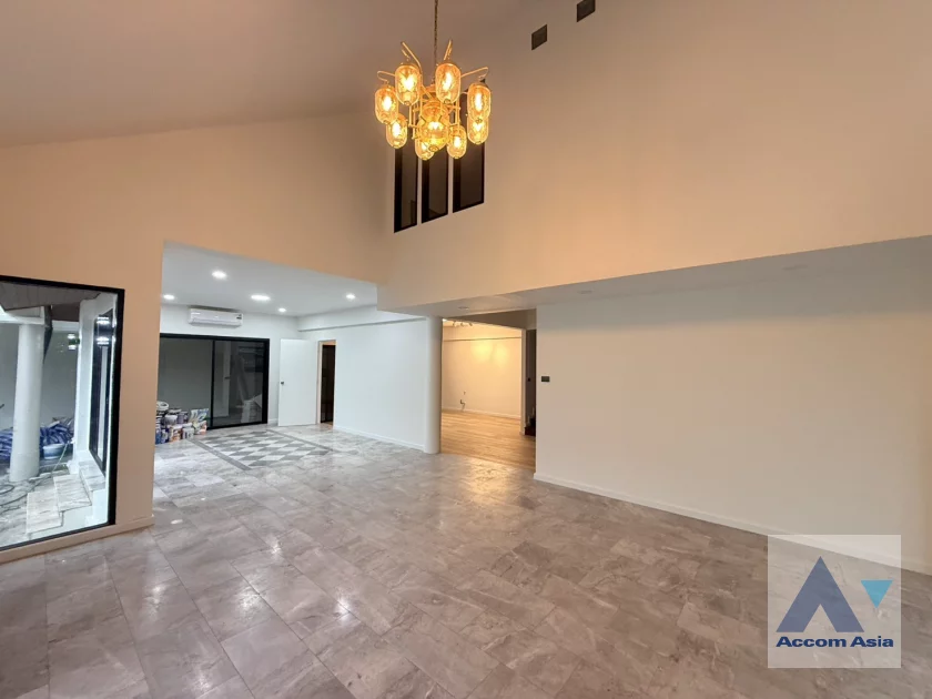 7  3 br House For Rent in Phaholyothin ,Bangkok BTS Saphan-Kwai AA46888