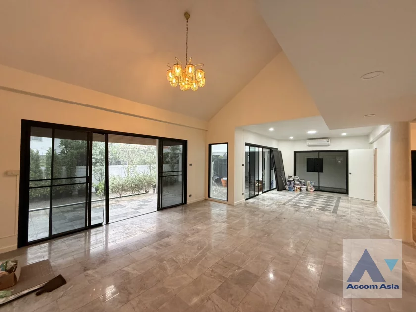 6  3 br House For Rent in Phaholyothin ,Bangkok BTS Saphan-Kwai AA46888