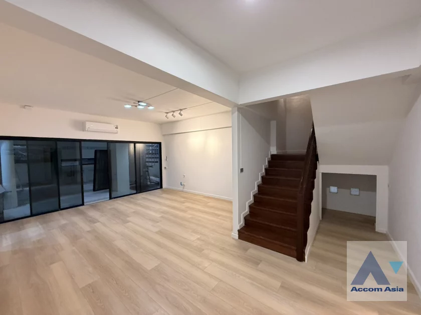 22  3 br House For Rent in Phaholyothin ,Bangkok BTS Saphan-Kwai AA46888