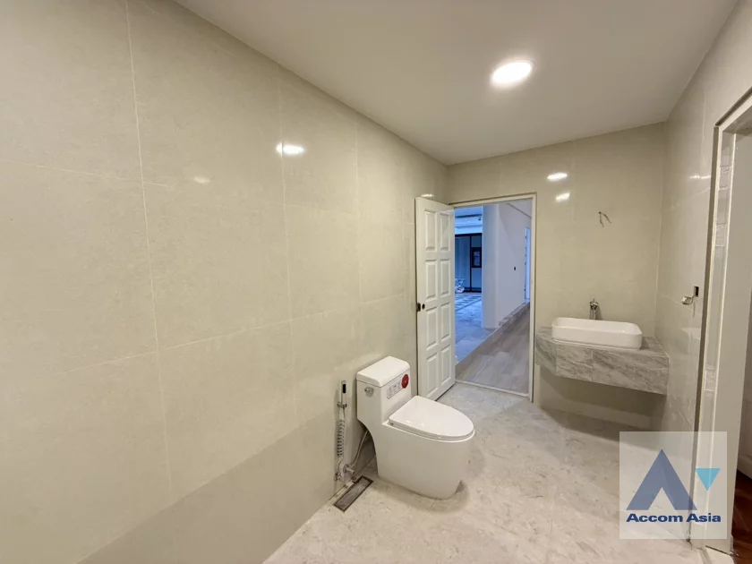 33  3 br House For Rent in Phaholyothin ,Bangkok BTS Saphan-Kwai AA46888