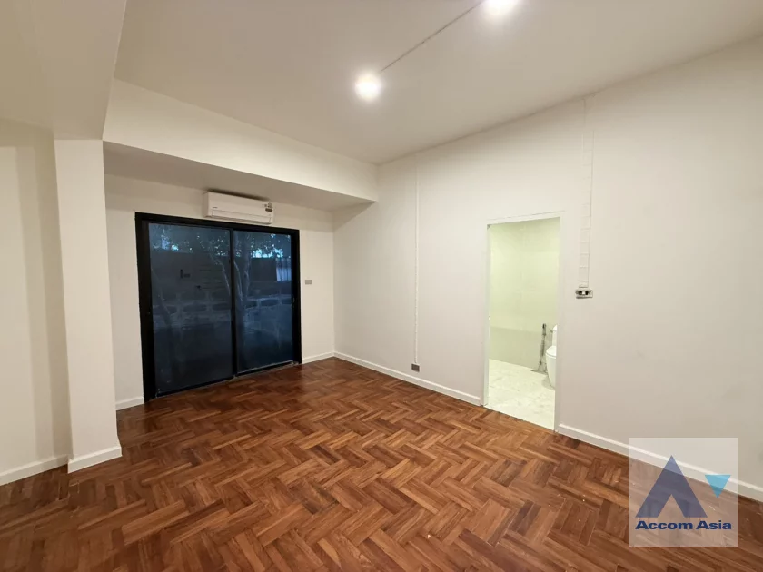 15  3 br House For Rent in Phaholyothin ,Bangkok BTS Saphan-Kwai AA46888