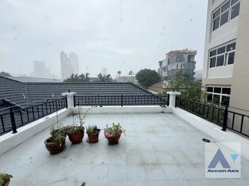 36  3 br House For Rent in Phaholyothin ,Bangkok BTS Saphan-Kwai AA46888