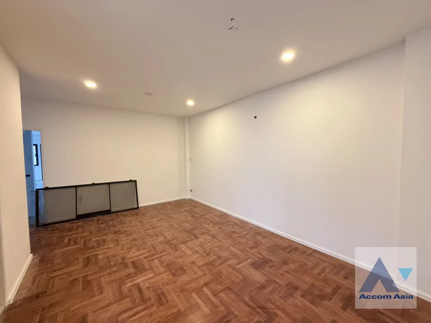 23  3 br House For Rent in Phaholyothin ,Bangkok BTS Saphan-Kwai AA46888