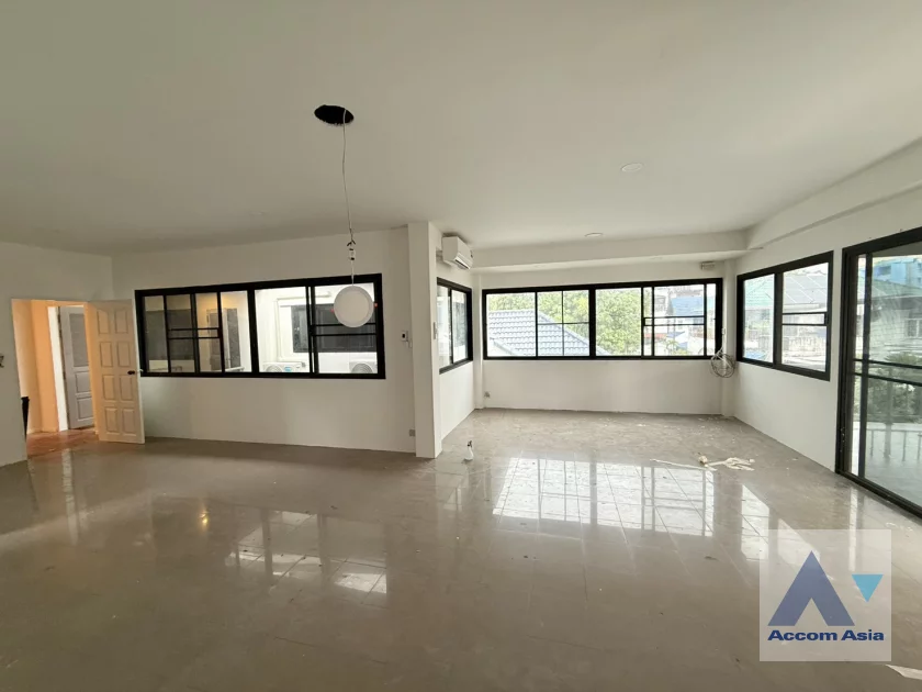 9  3 br House For Rent in Phaholyothin ,Bangkok BTS Saphan-Kwai AA46888