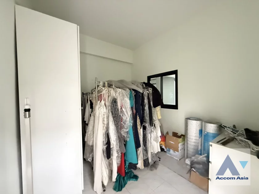 28  3 br House For Rent in Phaholyothin ,Bangkok BTS Saphan-Kwai AA46888