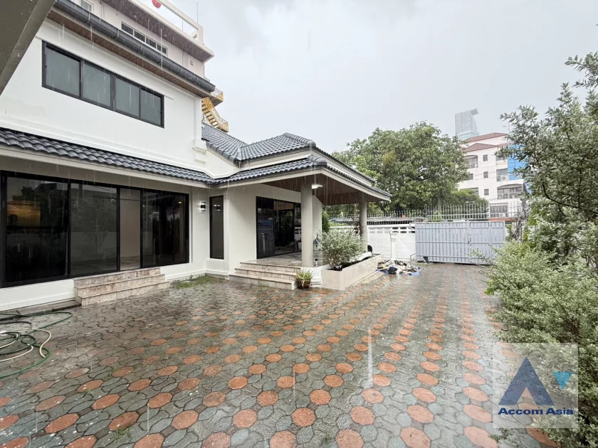 unitHome Office |  3 Bedrooms  House For Rent in Phaholyothin, Bangkok  near BTS Saphan-Kwai (AA46888)