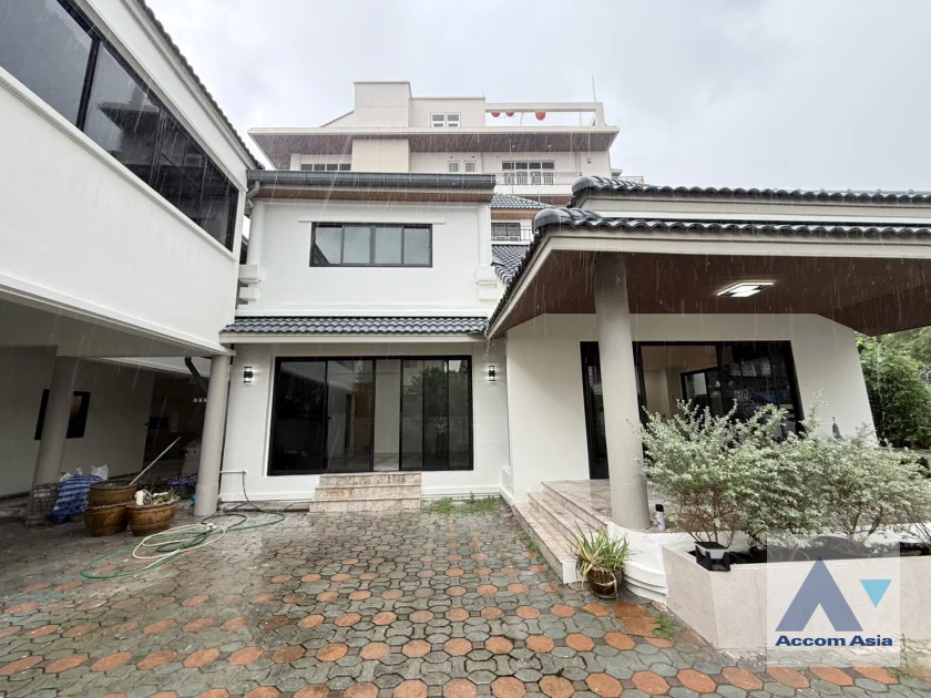 unitHome Office |  3 Bedrooms  House For Rent in Phaholyothin, Bangkok  near BTS Saphan-Kwai (AA46888)
