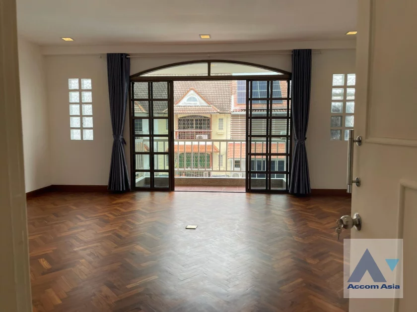 17  6 br Townhouse For Rent in Sukhumvit ,Bangkok BTS Phra khanong - ARL Ramkhamhaeng AA46890