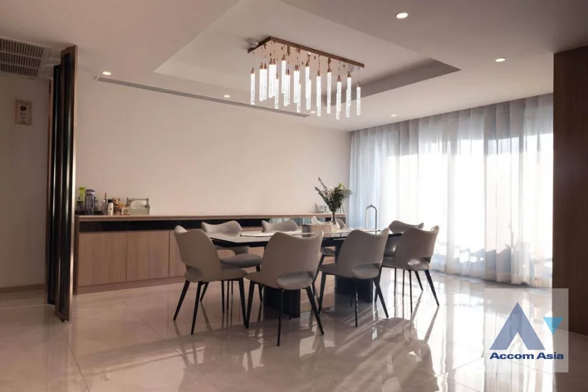 unit 3 Bedrooms  Condominium For Rent in Sukhumvit, Bangkok  near BTS Ekkamai (AA46896)