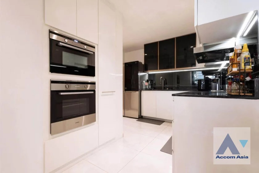 unit 3 Bedrooms  Condominium For Rent in Sukhumvit, Bangkok  near BTS Ekkamai (AA46896)