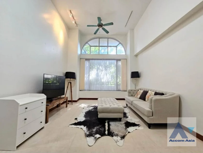 unit 1 Bedroom  Condominium For Sale in Ploenchit, Bangkok  near BTS Ploenchit (AA46912)