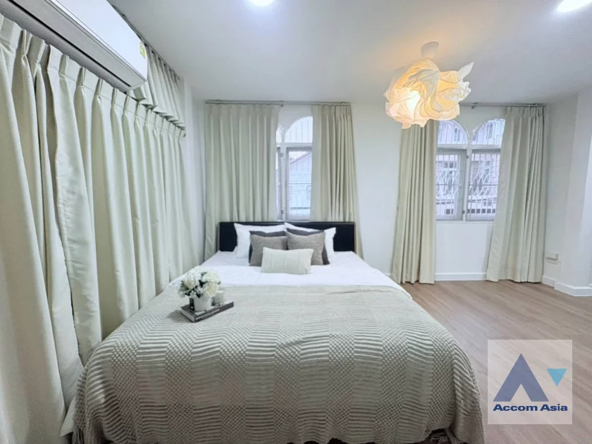 13  6 br House For Rent in Ratchadaphisek ,Bangkok MRT Huai Khwang AA46919