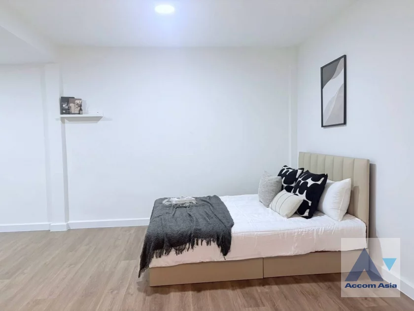 16  6 br House For Rent in Ratchadaphisek ,Bangkok MRT Huai Khwang AA46919