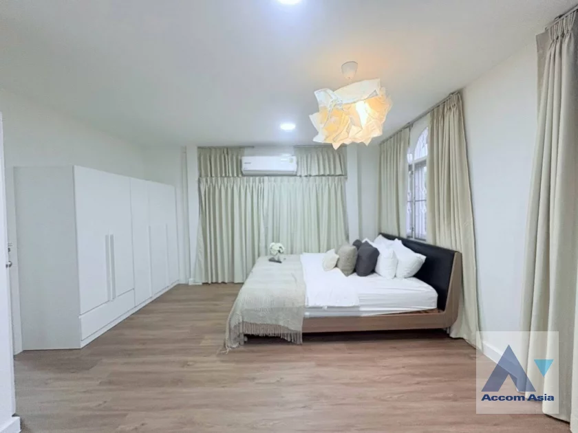 12  6 br House For Rent in Ratchadaphisek ,Bangkok MRT Huai Khwang AA46919