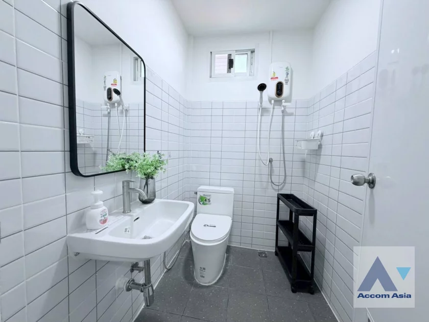 25  6 br House For Rent in Ratchadaphisek ,Bangkok MRT Huai Khwang AA46919