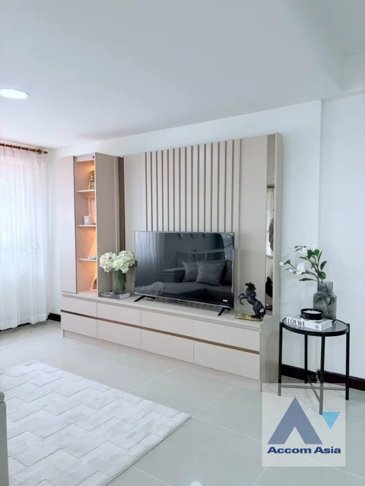 unitPet friendly |  6 Bedrooms  House For Rent in Ratchadaphisek, Bangkok  near MRT Huai Khwang (AA46919)