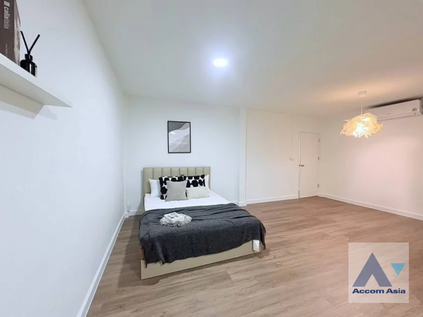 17  6 br House For Rent in Ratchadaphisek ,Bangkok MRT Huai Khwang AA46919